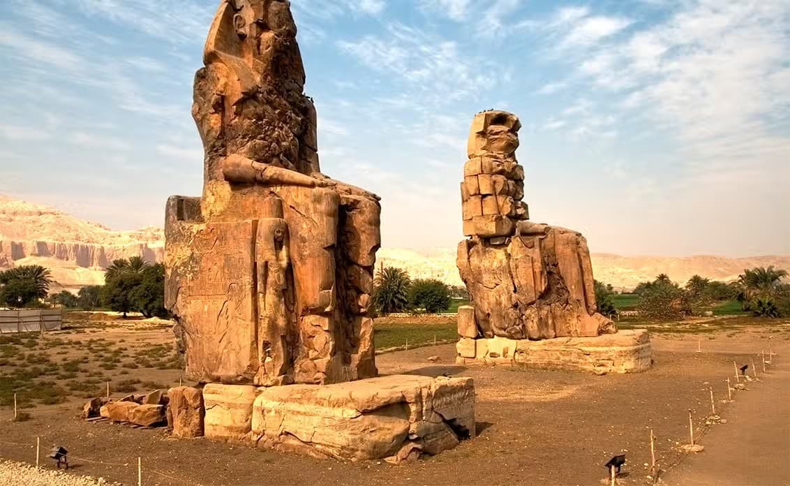 Escursione ai Colossi di Memnone – I Giganti Silenziosi di Luxor
