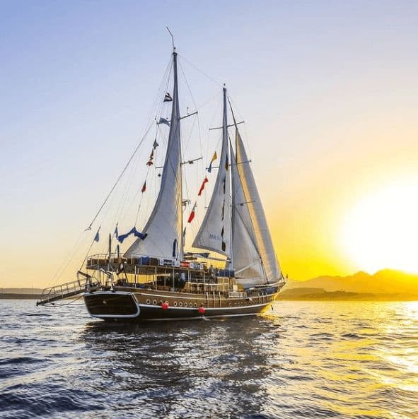 Escursione sulla barca serale e cena romantica